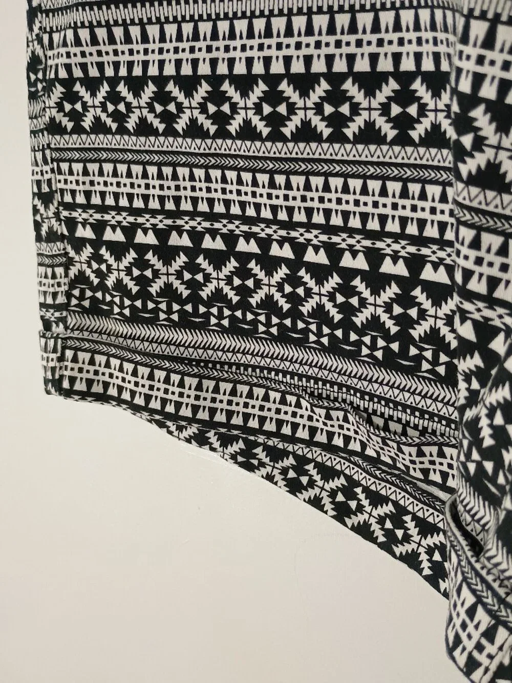 NOW Black White Tribal Print Shorts Size 18 Geometric Aztec Casual Stretch Summe
